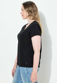 LAURASØN KLEINER KNOTEN V-AUSSCHNITT HALBARM - T-shirt basic - black