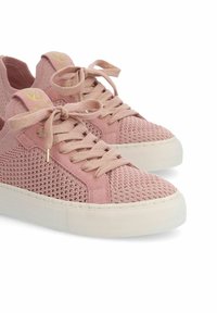Hellrosa Sneaker aus Mesh- und Wildledermaterialien. Verfügt über ein Schnürdesign, goldene Akzente und weiße Gummisohlen. Inklusive strukturiertem Obermaterial.