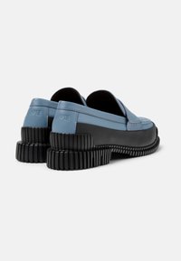 Blauwe leren instapschoenen met een gestructureerde zwarte rubberen zool en opvallende ribbels. Voorzien van een ronde neus en minimalistische designelementen.