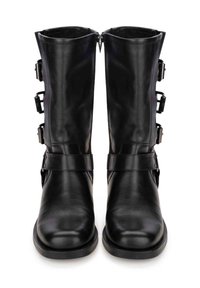 Botas negras de cuero hasta la rodilla con cierre de cremallera, tres hebillas decorativas en el lado externo y suela de goma plana.