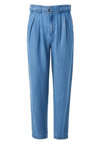Pantalones de mezclilla azul claro con cintura alta, pliegues, trabilla para cinturón y hebilla de cinturón circular. Las piernas se estrechan hacia el tobillo.