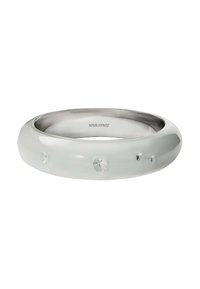 Brazalete acrílico blanco con una forma suave y redondeada que presenta tres acentos de cristal transparente en la superficie exterior. Forro interior plateado.