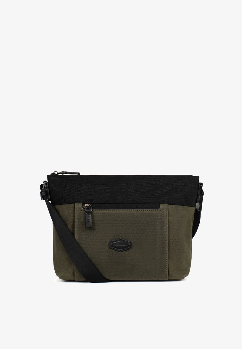 Rechthoekige crossbodytas in olijfgroen en zwart met een voorvak met ritssluiting, verstelbare zwarte band en een klein lederen merkembleem.