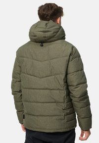 Gevoerde jas in olijfgroen met een gestructureerde stof. Heeft een hoge kraag met een verstelbare capuchon en zigzag gestikte details.