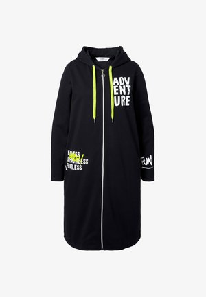 Zwarte hoodie met lange ritssluiting en neongele trekkoorden, met witte en gele tekstprints die 'AVONTUUR', 'VRIJWILLIG' en 'PLEZIER' lezen.