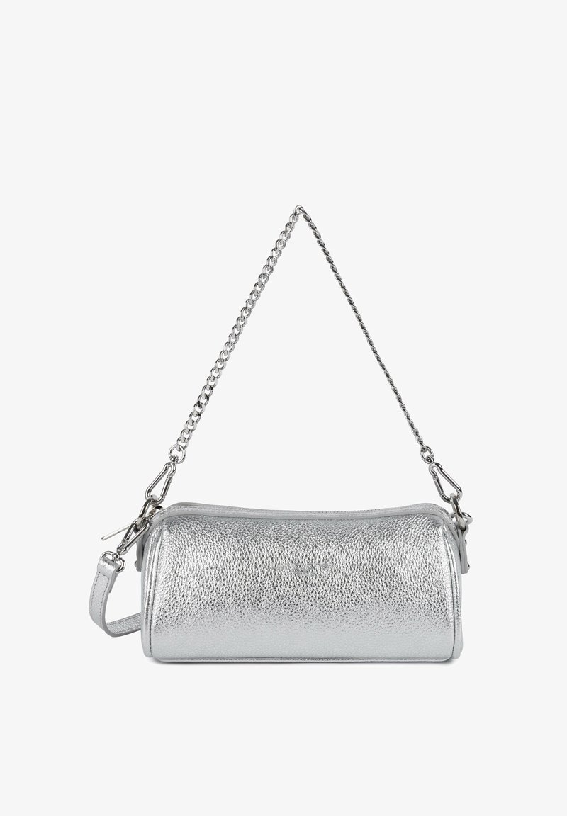 Petit sac à main argenté texturé de forme cylindrique, fermeture zippée et bandoulière chaîne argentée détachable.