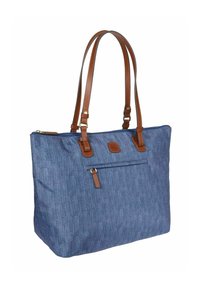 Borsa a tote in denim blu con accentuazioni in pelle marrone, due manici lunghi e una tasca frontale con zip. Texture liscia con deboli strisce verticali.