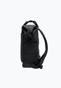 Zaino nero a forma cilindrica, realizzato in tessuto resistente. Caratteristiche: chiusura con zip, tracolla regolabile e tasca laterale.