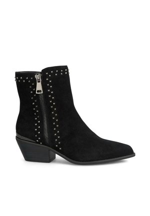 Bottes de cheville en suède noir avec un bout pointu, fermeture éclair sur le côté et clous en métal le long des coutures. Talon bas carré avec une finition lisse et polie.
