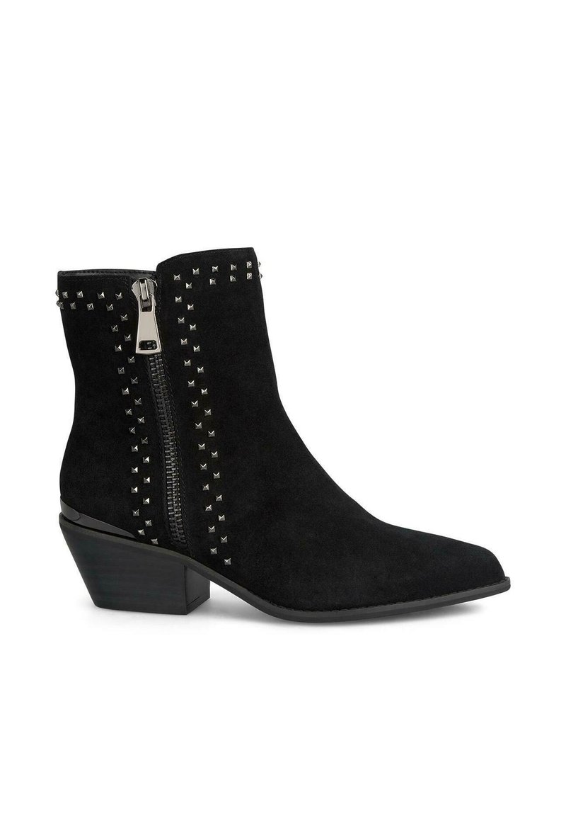 Schwarze Wildleder-Ankle Boots mit spitzem Schuhkopf, seitlichem Reißverschluss und Metallnieten entlang der Nähte. Niedriger Blockabsatz mit glatter, polierter Oberfläche.