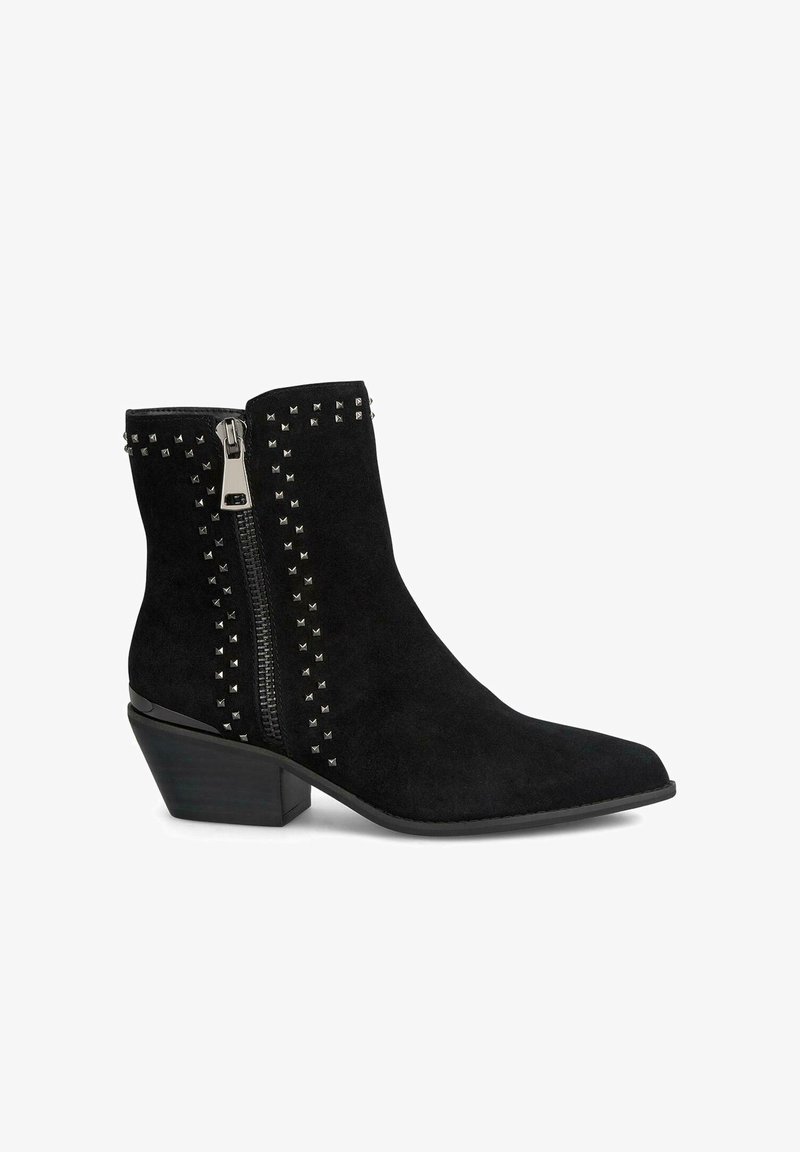 Bottes de cheville en suède noir avec un bout pointu, fermeture éclair sur le côté et clous en métal le long des coutures. Talon bas carré avec une finition lisse et polie.