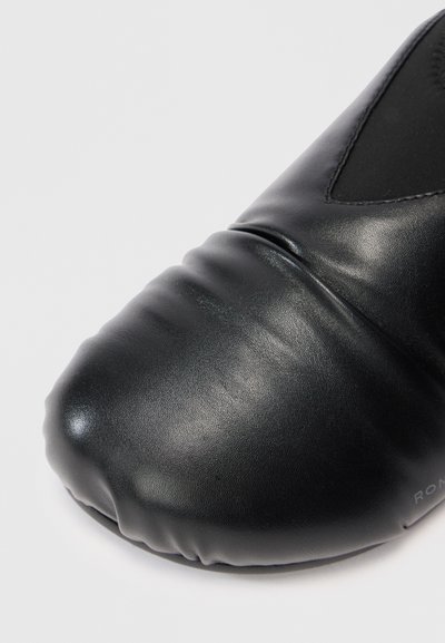 Čierne kožené balerínky s okrúhlou špičkou, mäkkou textúrou a elastickým bočným panelom pre pohodlie. Hladký povrch s jemným leskom.
