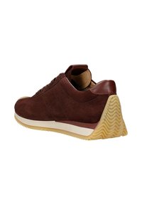 Baskets en suede marron avec une surface texturée, des accents en cuir, des lacets ronds et une semelle en gomme à motifs. Vue arrière montrant le design de profil.