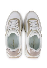 Baskets blanches et beiges avec un design à lacets, une tige texturée et un accent métallique sur le talon. Elles présentent un col rembourré et une semelle intérieure avec logo.