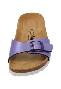 Sandal in pelle viola con una fascia ampia caratterizzata da una fibbia, soletta in sughero e suola in gomma bianca. Taglia 38 segnato all'interno.