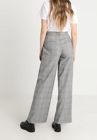 Vero Moda Kalhoty - black