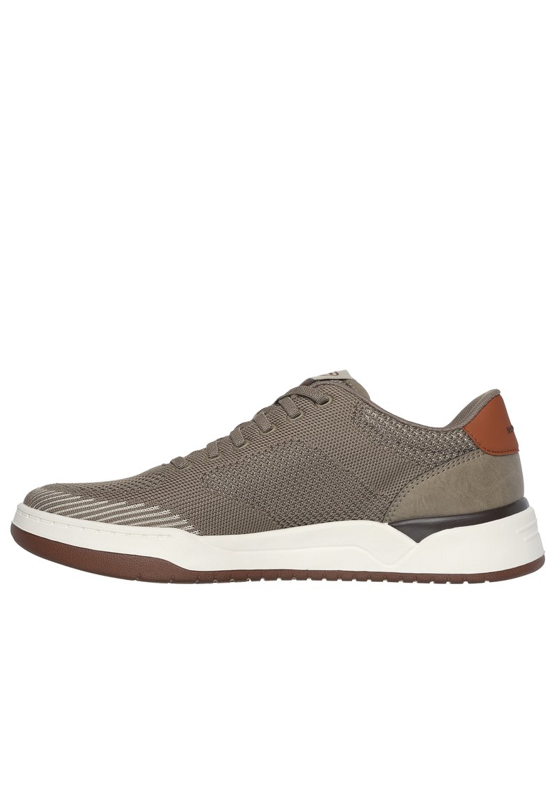 Zapatillas deportivas en malla topo con un acabado texturizado, acentos de cuero, suela de goma marrón y diseño aerodinámico. Cordones para un ajuste seguro.