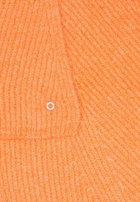 Szczegółowy opis pomarańczowego swetra dzianego, z teksturowanym wzorem i małym okrągłym srebrnym akcentem. Miękki materiał z prążkowanym wzorem.