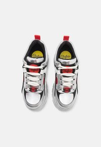 Buffalo Baskets basses - silver/white/red