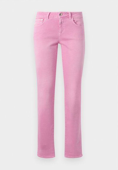 Rožinės džinsinės kelnės su tiesia koja, turinčios priekinį mygtuko užsegimą, penkis kišenes ir lygų, šiek tiek tekstūruotą audinį.
