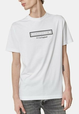 T-shirt bianco in cotone con un logo rettangolare nero con il testo "RICHMOND" e "N°1 in Inghilterra", maniche corte e una vestibilità classica.