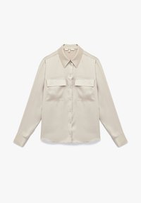 Camisa de satén beige de manga larga con cierre de botones, cuello puntiagudo y dos bolsillos en el pecho. Textura suave y diseño estructurado.