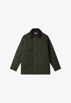 Giacca verde scuro con colletto in corduroy marrone, bottoni a pressione frontali e quattro tasche con patta e chiusura a pressione, mostrata su sfondo bianco.