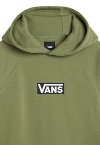 Sudadera color verde oliva con un logo frontal que presenta la palabra "VANS" en texto blanco sobre un fondo rectangular negro. Tejido suave con capucha.