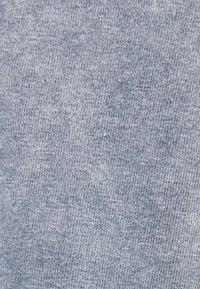 Jasnoniebieska dzianina o miękkiej teksturze. Posiada delikatny prążkowany wzór oraz lekko melanżowy wygląd w całej powierzchni.