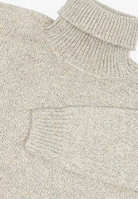 Maglione beige con collo a dolcevita e polsini a costine, realizzato in tessuto di maglia testurizzato con un sottile motivo mélangé.