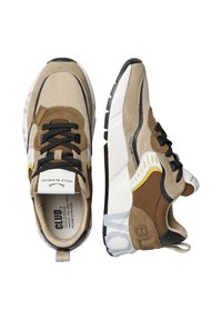 Sneakers in suede marrone e nylon con lacci neri, suola bianca, dettagli gialli e neri, e un motivo testurizzato nella parte superiore.