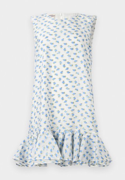 Robe à imprimé floral en blanc avec des fleurs bleues et vertes. Sans manches, décolleté rond et détails volantés à l'ourlet. Tissu léger.