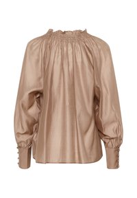 Blusa seta di colore marrone chiaro con scollatura arricciata, maniche lunghe voluminose e polsini con bottoni; texture liscia con una leggera lucentezza.