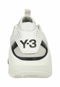 Sneaker bianca dal design elegante, con logo Y-3 nero, tomaia texture e un tassello sul tallone per una facile calzata.