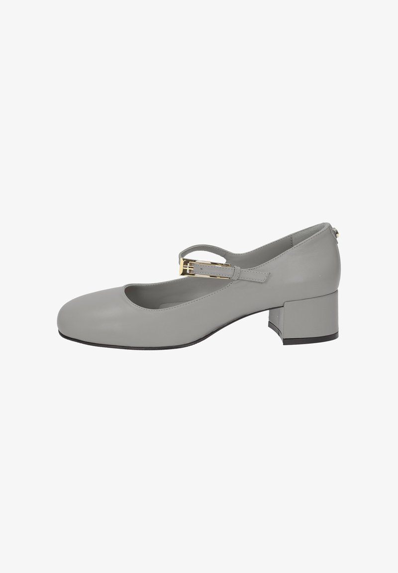 Chaussure Mary Jane en cuir gris avec un bout arrondi, un petit talon carré et une bande décorative avec une boucle dorée. Texture lisse.