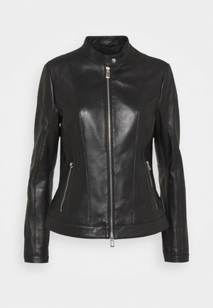 Czarna skórzana kurtka z przednim zamkiem błyskawicznym, stójką zapinaną na zatrzask, dwoma zapinanymi na zamek bocznymi kieszeniami oraz długimi dopasowanymi rękawami.