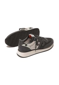Sneaker neri e grigi con una tomaia in pelle testurizzata e rete, collo imbottito e suola in gomma con un motivo audace e in rilievo.