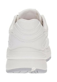 Zapatilla blanca con parte superior de cuero liso, cuello acolchado y suela ligera. Presenta un diseño minimalista y detalles de costura sutiles.