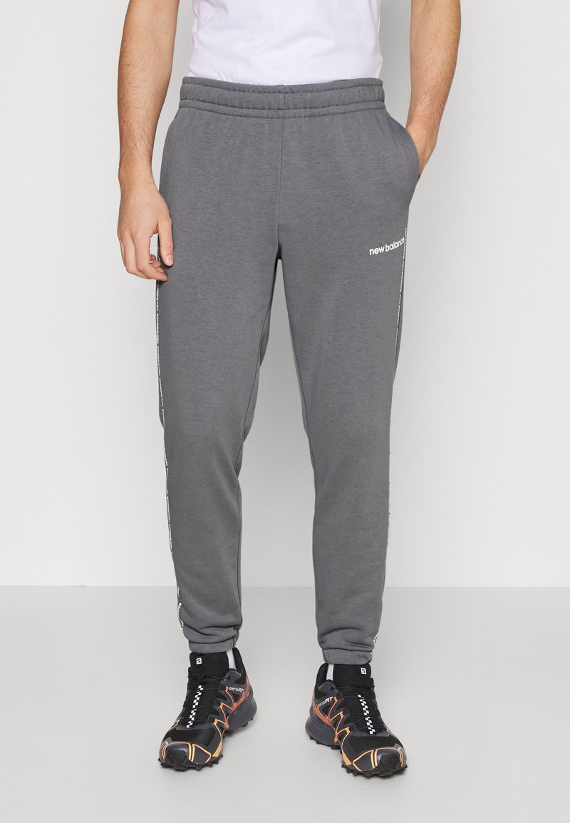 New Balance ESSENTIALS JOGGER Tracksuit bottoms gunmetal Zalando