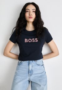 BOSS Apdrukāts T-krekls - dark blue