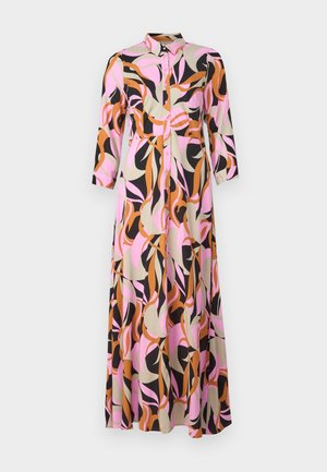 Lang skjorte kjole lavet af stof med en blanding af abstrakte pink, sorte, beige og brune mønstre; har trekvartærmer.