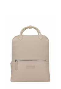 Beige Leder-Rucksack mit glatter Textur, abgerundetem oberen Teil, zwei Griffen, einer vorderen Reißverschlusstasche und dezentem Logo-Detail auf der unteren Vorderseite.