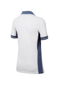 Polo à manches courtes en blanc avec des panneaux latéraux et un col bleu foncé. Présente des accents rayés sur les manches avec une finition lisse et texturée.