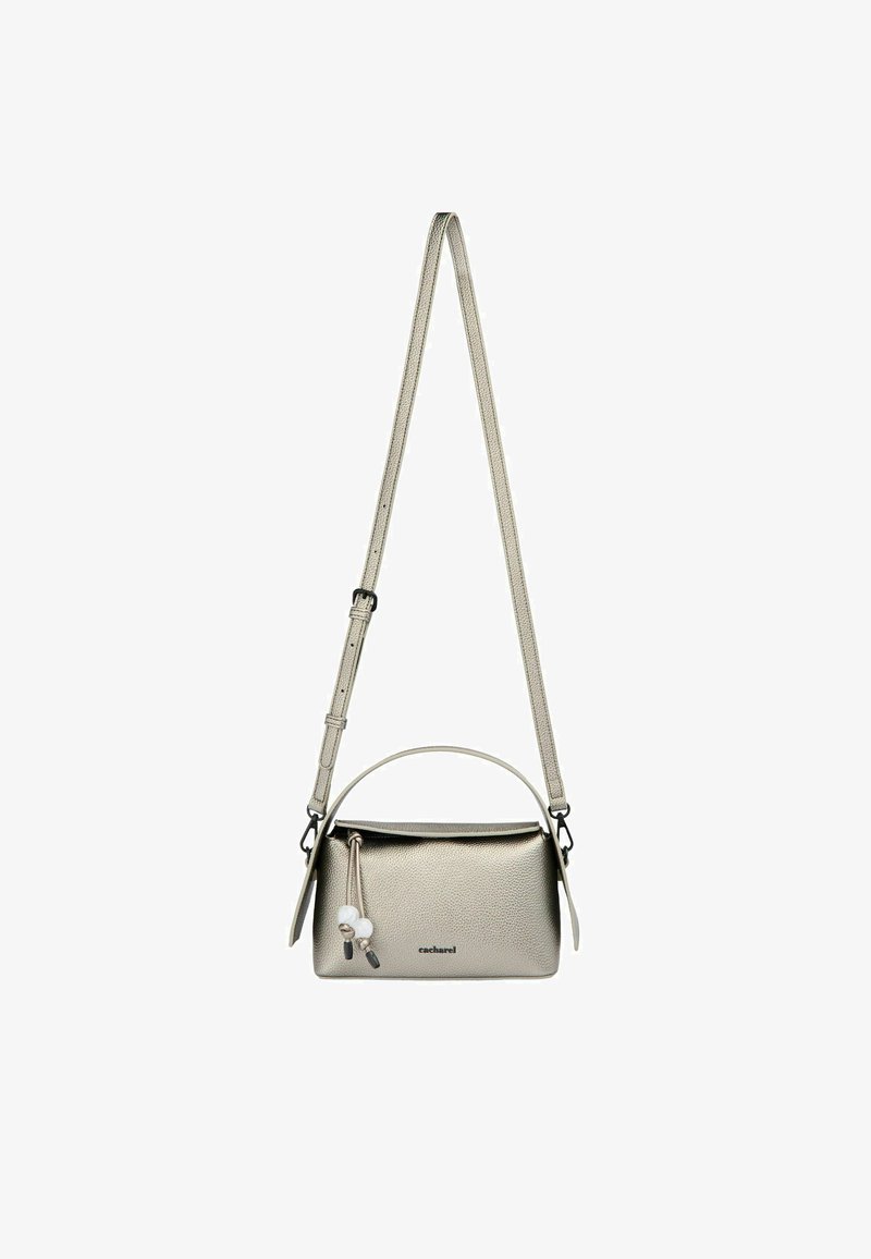 Metallic guld håndtaske med en struktureret form, justerbar rem og en topgreb. Har dekorative perler og brandlogo på forsiden.