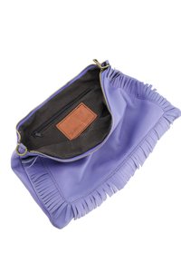 Lilla læder-clutch med frynse-detaljer, lynlås-lukning og mørk stofforing, der indeholder en lille indvendig lomme og mærketikette.