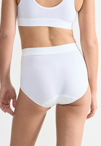 Weiße Baumwolle-Hüftunterwäsche mit hohem Bund, ausgestattet mit einem glatten Taillenbund, der ein schlichtes Design und eine weiche Textur aufweist. Enthält keine sichtbaren Muster oder Akzente.