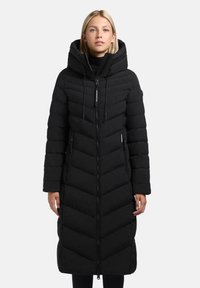 Cappotto imbottito nero con motivo a zigzag, design lungo, colletto alto e chiusura con zip. Presenta tasche laterali e cappuccio regolabile.