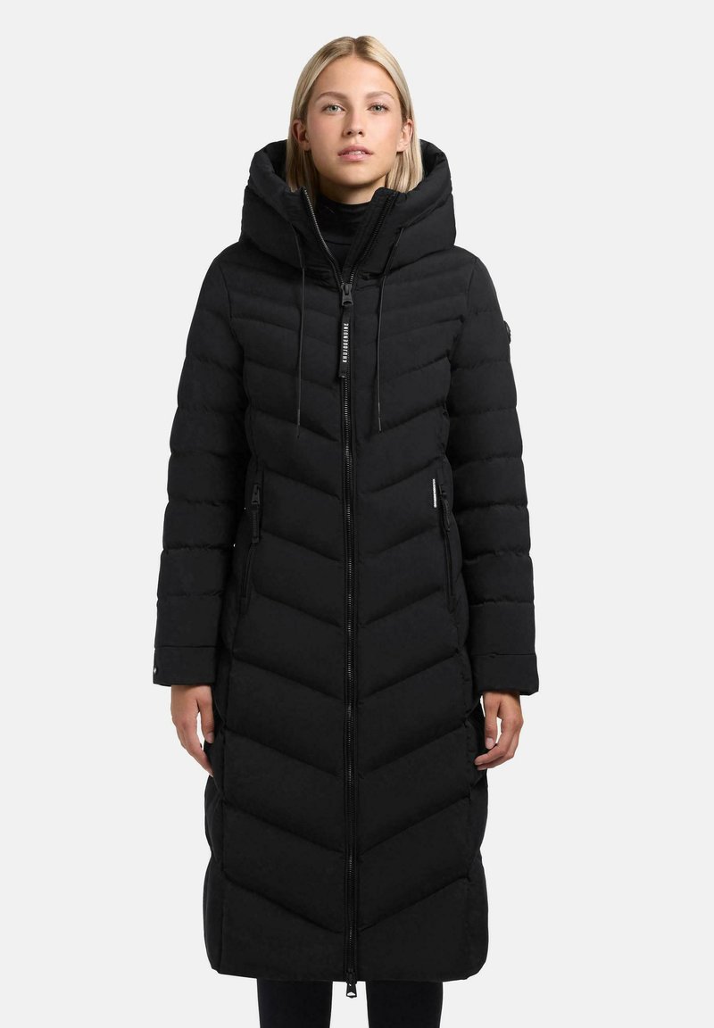 Cappotto imbottito nero con motivo a zigzag, design lungo, colletto alto e chiusura con zip. Presenta tasche laterali e cappuccio regolabile.