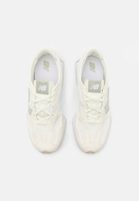 New Balance 327 - Treeningjalatsid - beige/khaki