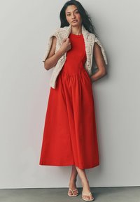 Next REGULAR FIT - MIX SLEEVELESS RACER MIDI  - Robe de jour - red